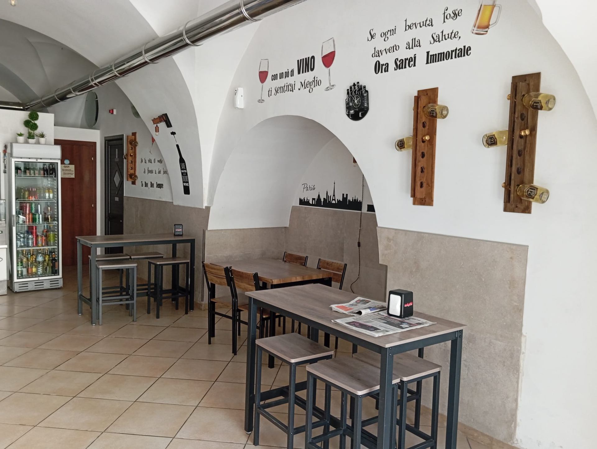Sala interna con tavoli e archi