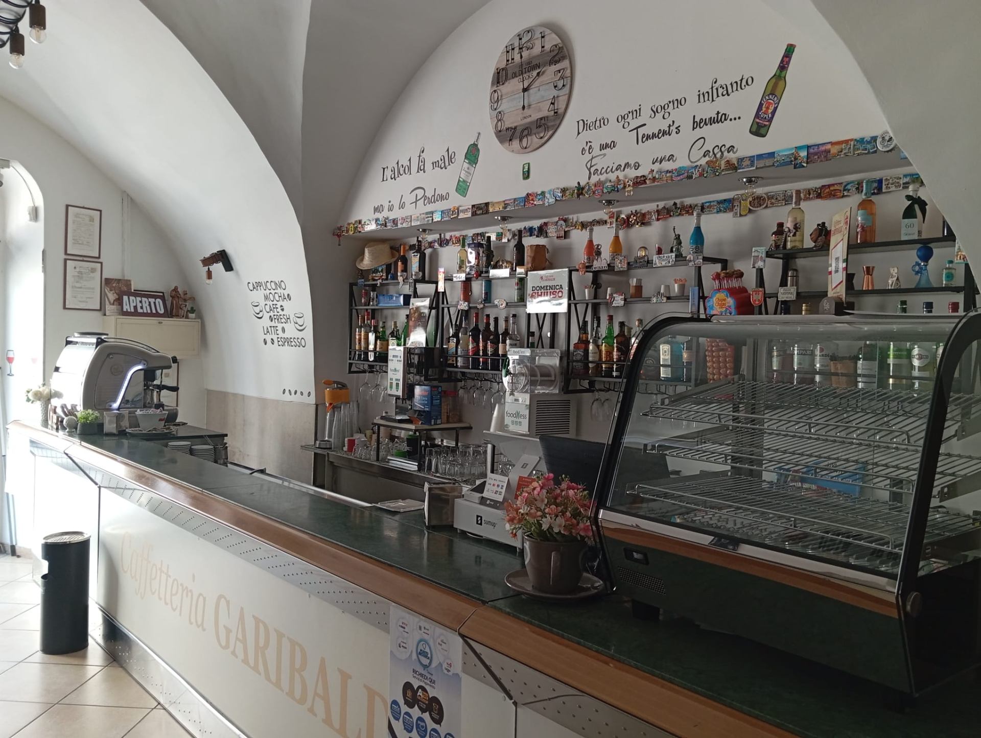 Dettaglio bancone e caffetteria